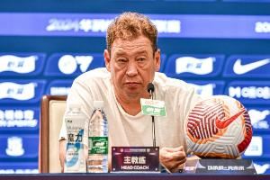 新外援前锋加盟？斯卢茨基回应：不是我负责的范围，耐心等待官宣